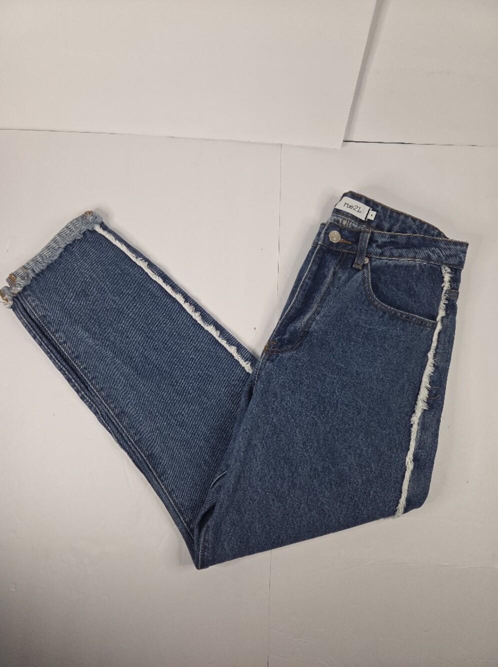 rue21 Frayed Outseam Raw Edge Straight Leg Jeans Juniors Size 6 waist apprx 29"